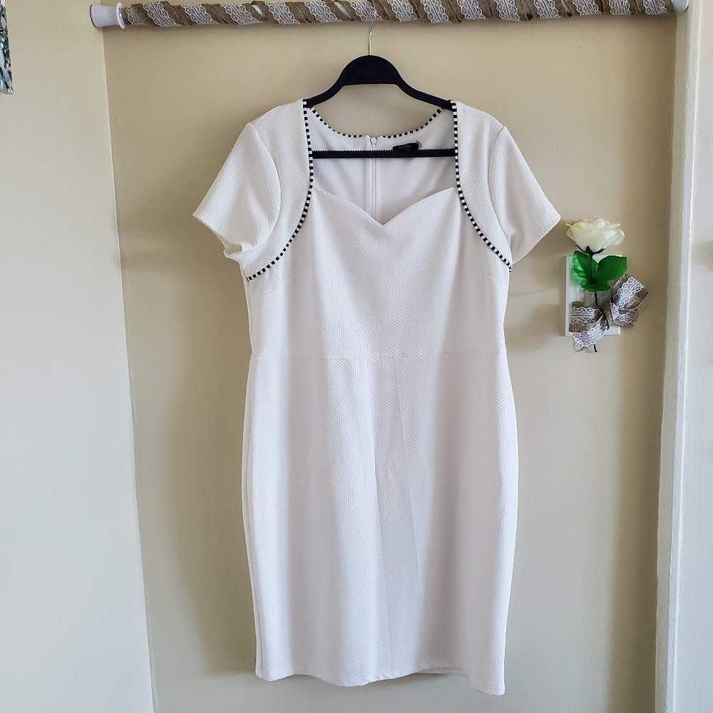 ILE NEW YORK Dress white heart neck